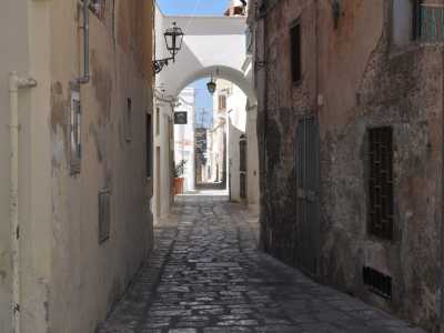 Per poi infilarci in via Lo Pizzo. Questa stradina � una delle tante che costeggiano la gravina: si tratta di viuzze tortuose dal pavimento formato da antiche basole e percorse da pittoreschi lampioncini